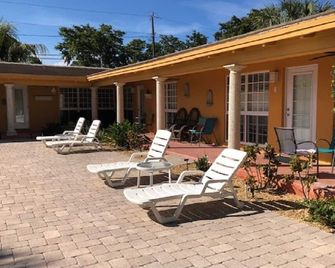 Amazing 1 Bedroom, Half block to beach Stay a week save 10% or month save 20% - Fort Lauderdale - Patio