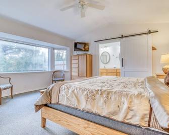 Bright, Clean Single-Level Above Beverly Beach has a Master Suite and Hot Tub! - Newport - Sypialnia