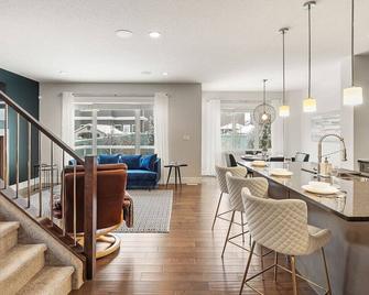 Luxurious Entire House with Cental AC, Double Car Garage Parking, Upgraded Appliances, King Size Bed, Two Living Rooms & More - Nisku - Restaurant