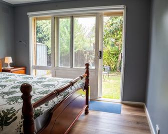 Cosy 4 Bedroom Holiday Home - Melbourne Airport - Greenvale - Bedroom
