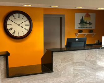 white lake inn and suites - Whitehall - Front desk