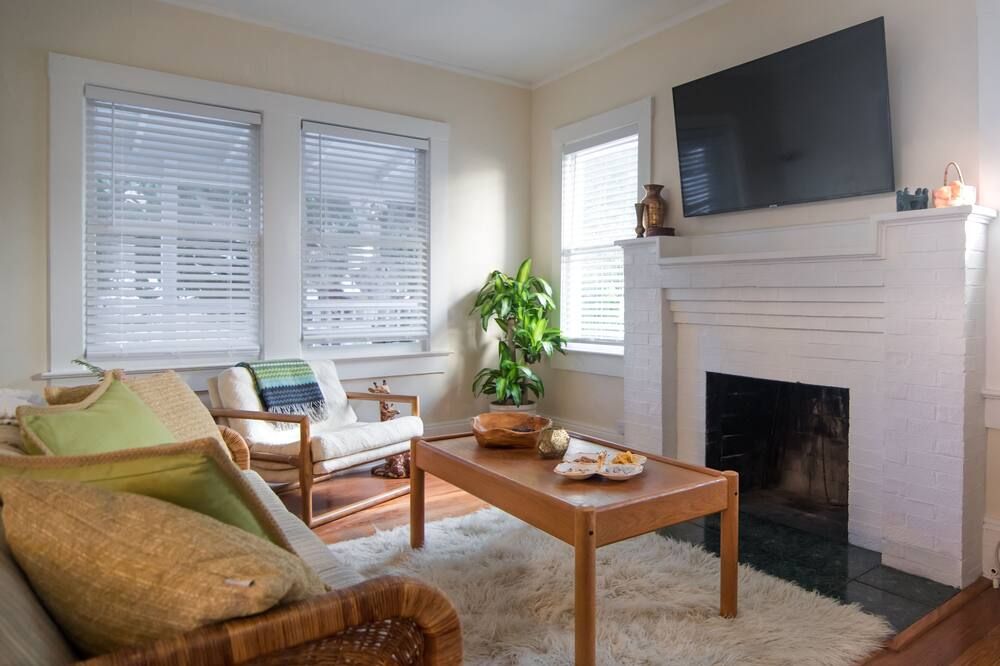 The Hideaway, a cozy historic cottage tucked away in the heart of downtown WPB! - West Palm Beach - Living room