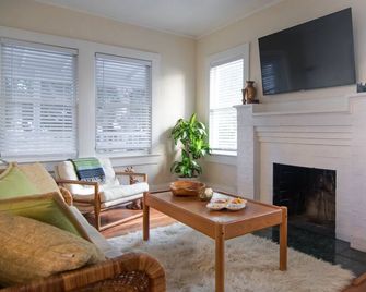 The Hideaway, a cozy historic cottage tucked away in the heart of downtown WPB! - West Palm Beach - Olohuone
