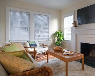 The Hideaway, a cozy historic cottage tucked away in the heart of downtown WPB! - West Palm Beach - Living room