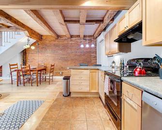 Mariner's Loft on Main St - Right Downtown! - Belfast - Kitchen