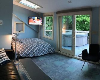 In Town Private Studio with Hot Tub! - Lubec - Bedroom