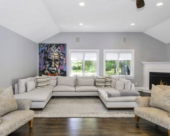 Beautiful Wainscott Home, Open Layout, Private Pool, Natural Light - Wainscott - Living room