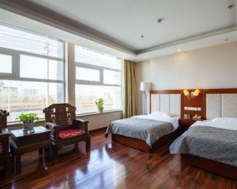 Qianqiu Holiday Hotel Xilinhot - Xilin Gol - Bedroom