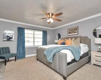 Heated Pool/Hot Tub Close To Nasa Luxury Lg Home! - Friendswood - Bedroom