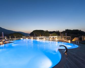 Hotel La Perla Del Golfo - Procchio - Басейн