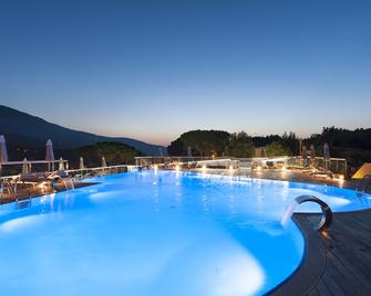 Hotel La Perla Del Golfo - פרוצ'ו - בריכה