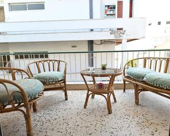 Spacious family sized fully equiped condo 5 minutes from centre port and beach - Chios - Balcony