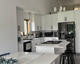 Lovely, large home near EAA - Oshkosh - Kitchen