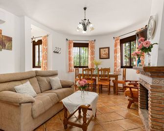 Country House 'La Casita Del Garrobo' with Mountain View, Wi-Fi and Air Conditioning - Comares - Living room