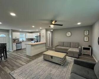 Briggs Convenience Haven, Briggs Convenience Haven - Macon - Вітальня