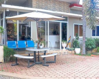 RedDoorz at Alejandro's Suites & Venue - Valencia City - Patio