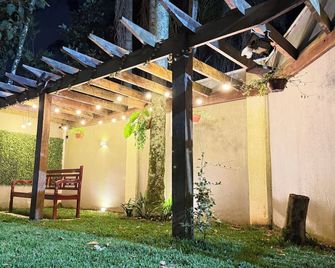 Country house with heated pool in the heart of Cantareira, 30 minutes from São Paulo. - Caieiras - Patio
