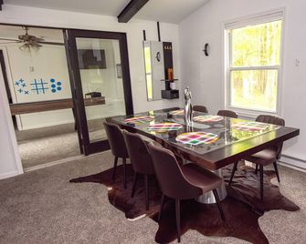 “Clean Chic Modern Ranch in LongPond—Where Fun Never Waits! Even on a rainy day\' - Long Pond - Comedor