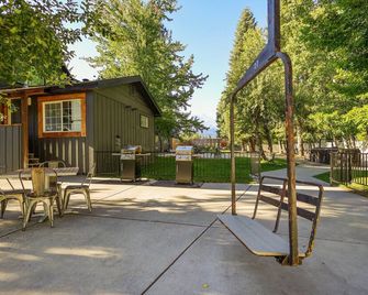Shasta View Lodge - Cabin 5 - McCloud - Patio