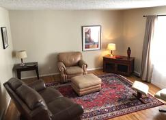 Come Home in Casper - Rent a home, not just a room - Casper - Living room