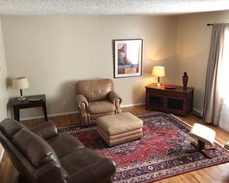Come Home in Casper - Rent a home, not just a room. S: - Casper - Living room