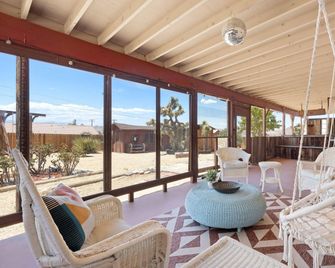 Euphorbia House - Fire Pit, Ping Pong, Tether Ball & Dark Skies 3 Bedroom Home by RedAwning - Yucca Valley - Balkon