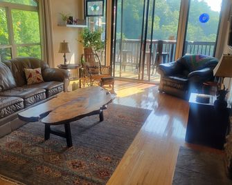 The Absolute Best Views of Toxaway Falls from 'Ta Ha Wey' - Lake Toxaway - Sala de estar