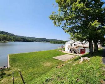 Modern Waterfront Apt Lake White - Waverly