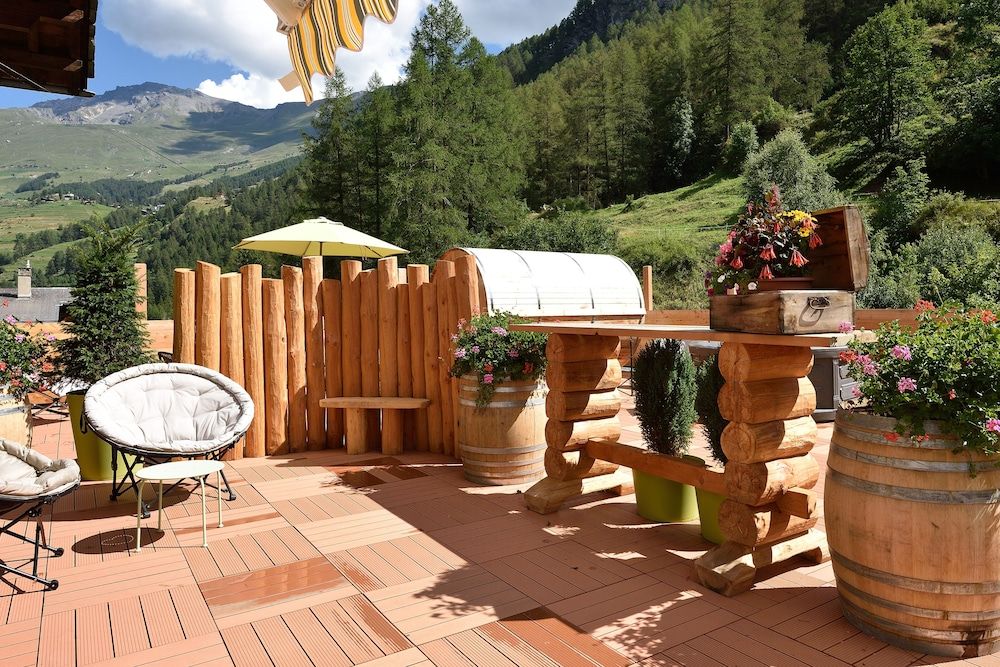 Hotel Les Mélèzes - Evolène - Patio