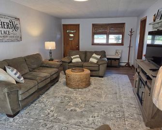 Family friendly, 1960's farmhouse on grain farm with AC in rural setting. - Metcalf - Living room