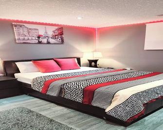Staycation Studio Apartment, Private kitchen , Washroom, Micro Gym & Free Onsite Parking - London