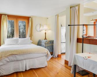 Classic farmhouse with front porch & amazing sunset views - walk to town - Lopez Island - Bedroom