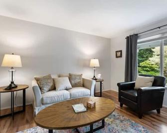Warm & spacious - RV parking, large yard, cozy fireplaces, game library - Port Orchard - Sala de estar