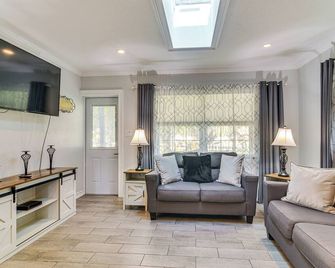 Hot Tub and Fenced Yard Tranquil Home in Valrico! - Valrico - Sala de estar