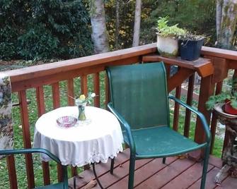 Scott Creek Farm: 2 Acre Sustainable Farm With Forest, Creek, And Nature Park. - Happy Valley - Balcony