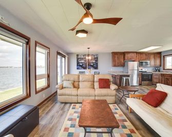 Bbq Ready: Lakefront Retreat In Watertown - Watertown - Wohnzimmer