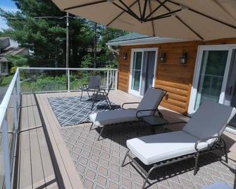 Sun Drenched Lakefront Cove - Monticello - Balcony