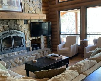 Newer, Luxury, Solid Log Cabin On Secluded 10 Acres In Northern Az - Happy Jack - Living room