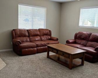 Freshly Updated House Near Campus - Cedar City - Living room