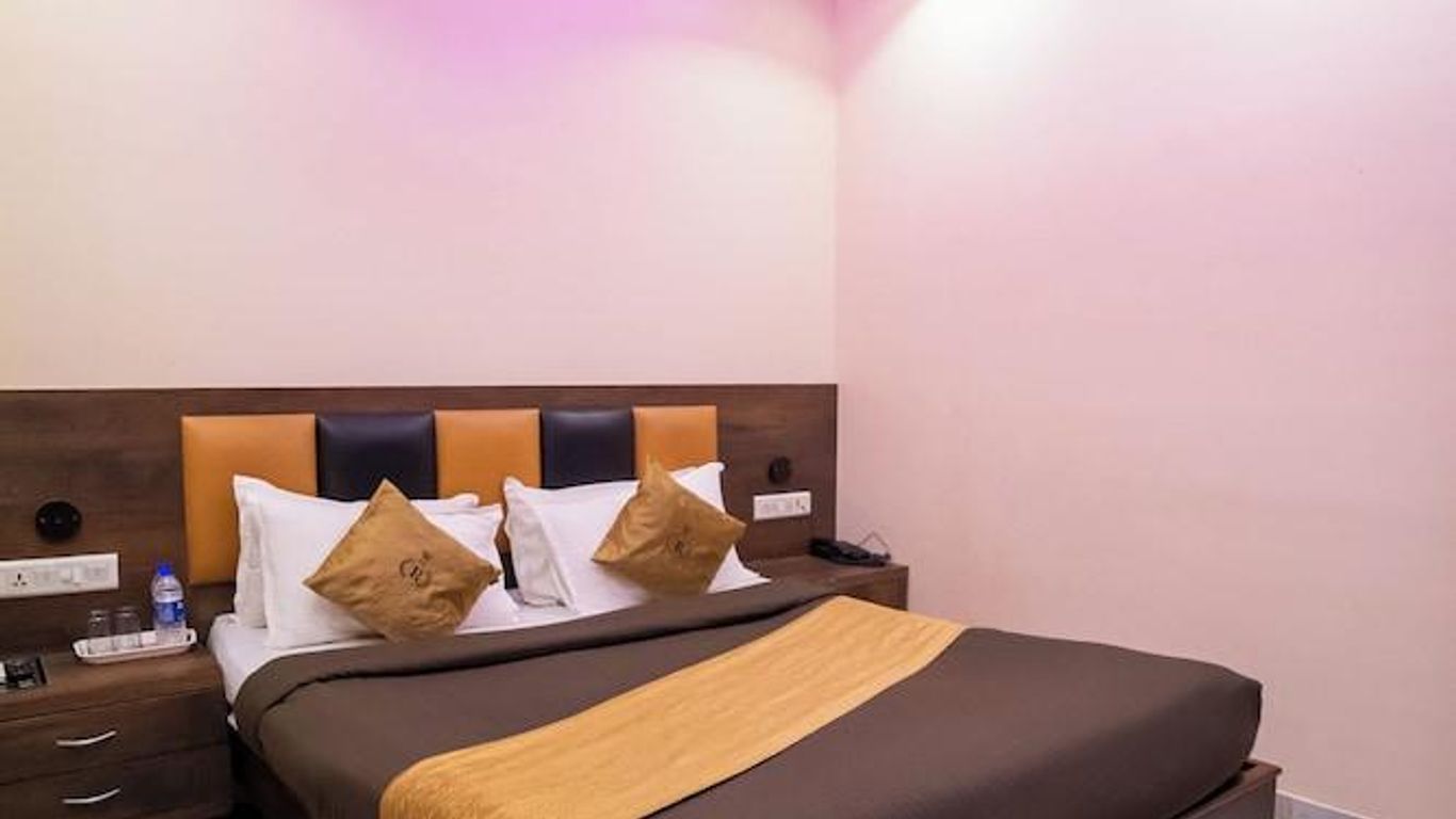 OYO 9327 Royce Executive