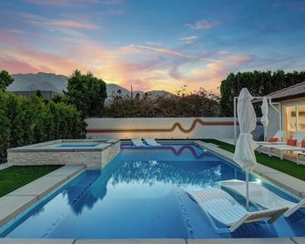 The Pico Clubhouse New Listing! - Spectacular 5-Bedroom With Private Pool & Spa - Palm Springs - Uima-allas