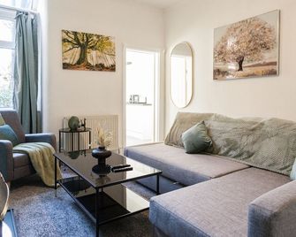 Luxury 4 Bed Retreat in Manchester Perfect for Families, Groups & Business Stays - Manchester - Sala