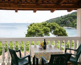 Apartments Franka Saplunara-Triple Room with Terrace and Sea View No1 - Saplunara - Balcón