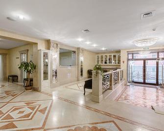 Club Hotel Korona - Kazan - Lobby