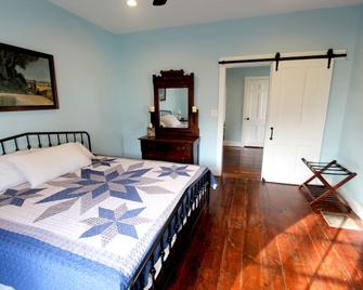 Cozy, historic 5-bedroom home in Amish country - Smicksburg - Habitación