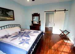 Cozy, historic 5-bedroom home in Amish country - Smicksburg - Habitación