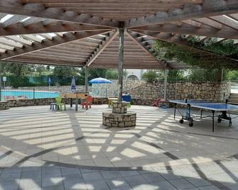 Gemütliche Zweizimmerwohnung in Einem Wunderschönen Resort mit 3 Pools - Manerba del Garda - Patio