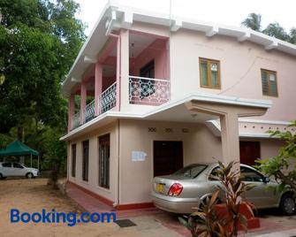 Luxman Guest House - Polonnaruwa - Building