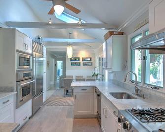 New Listing: Recently Renovated, Inviting Terrace Overlooking Pool, Minutes - Southampton - Cocina