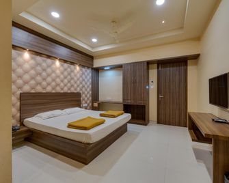 Hotel Royal Palace - Karād - Bedroom